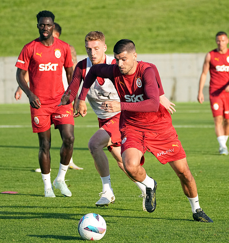 TRANSFER HABERİ: Galatasaray’dan hücuma sürpriz hamle! İşte gündeme gelen o isim
