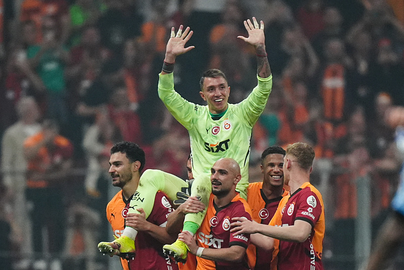 TRANSFER HABERİ: Fernando Muslera resmen açıkladı! İşte yeni takımı