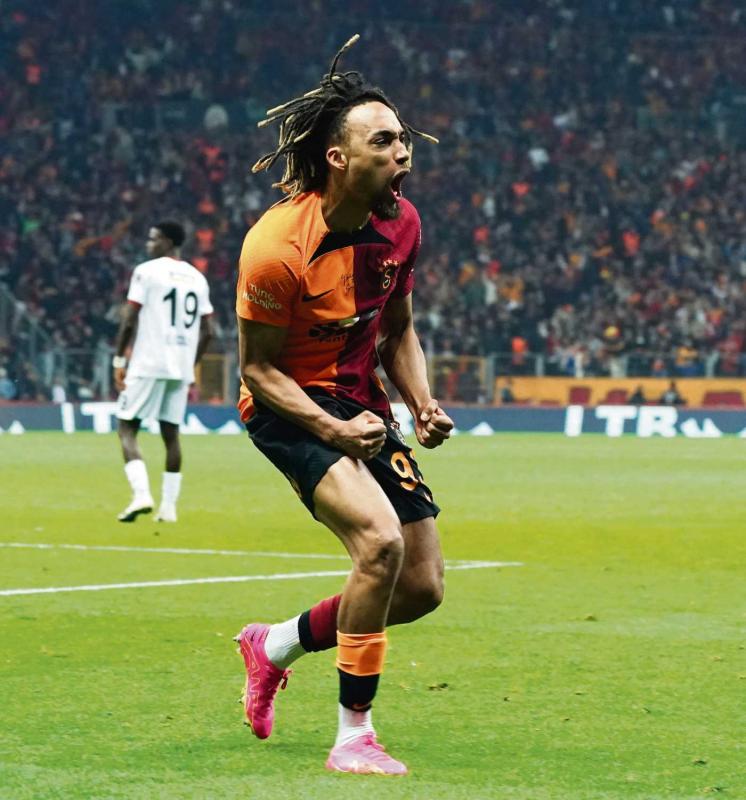 GALATASARAY TRANSFER HABERLERİ | Geri mi dönüyor? Sacha Boey kararını verdi