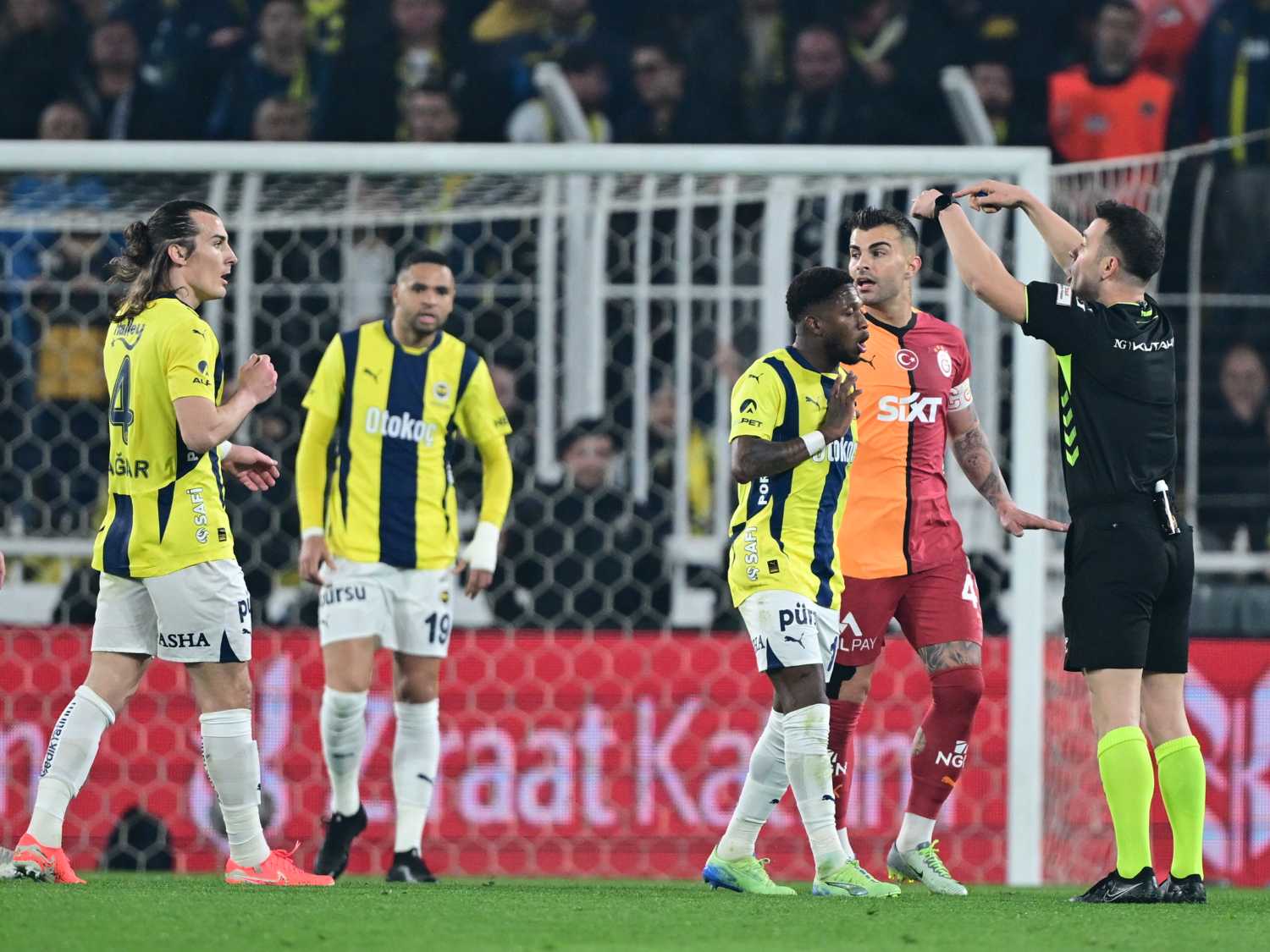 TRANSFER HABERLERİ | Fenerbahçe yıldız ismi ucuza göndermeyecek!