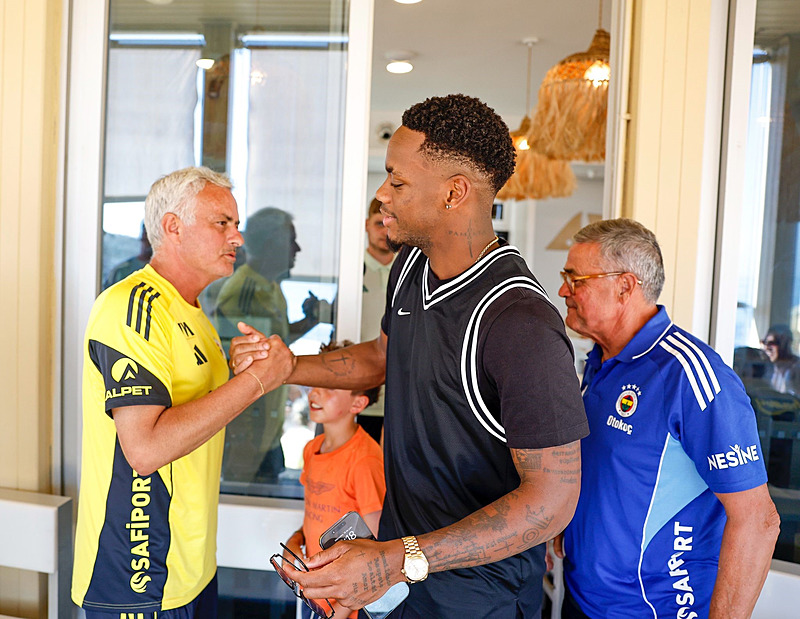 Fenerbahçe’nin yeni transferi Jhon Duran’dan Osimhen için gündem olan sözler!