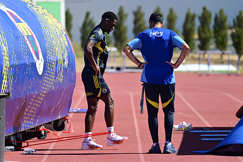 Fenerbahçe’nin yeni transferi Jhon Duran’dan Osimhen için gündem olan sözler!