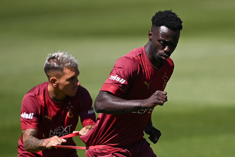 Galatasaray’da Davinson Sanchez ile sözleşme görüşmeleri devam ediyor! İşte talep ettiği maaş