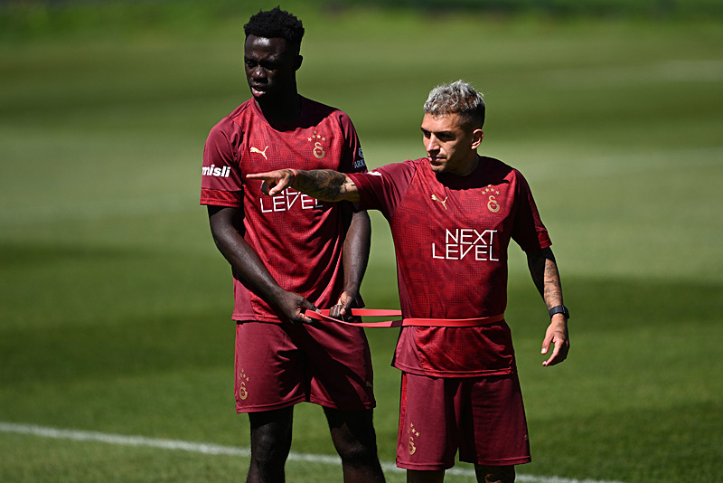 Galatasaray’da Davinson Sanchez ile sözleşme görüşmeleri devam ediyor! İşte talep ettiği maaş