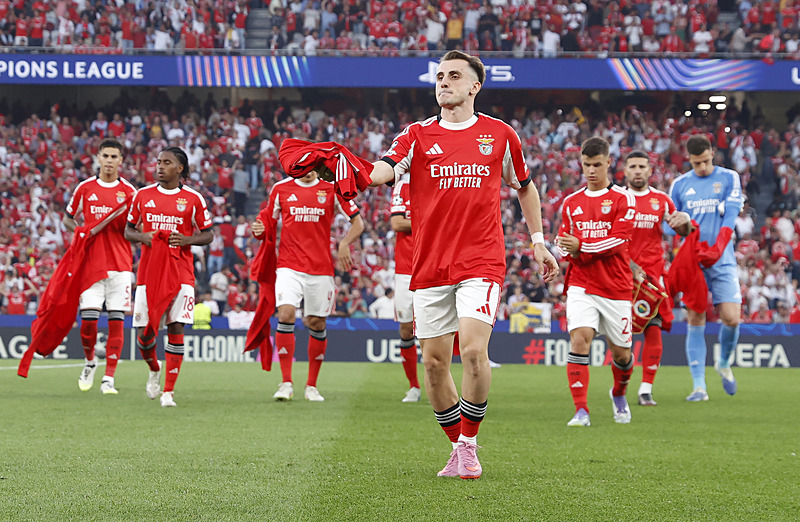 Benfica-Fenerbahçe maçı yurt dışında gündem oldu! İşte atılan manşetler