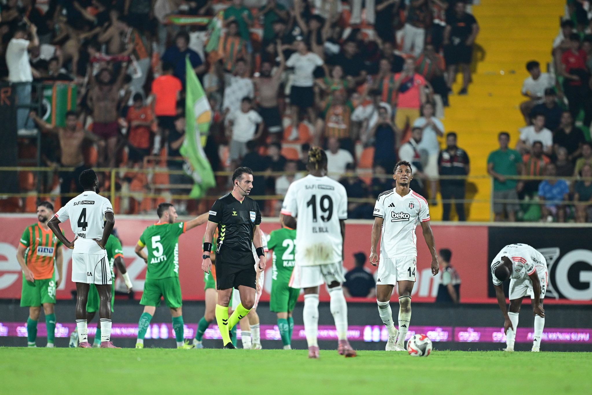 Usta yazardan Beşiktaş’a sert eleştiri: Eğlencesine toplanmış halı saha takımı gibi...