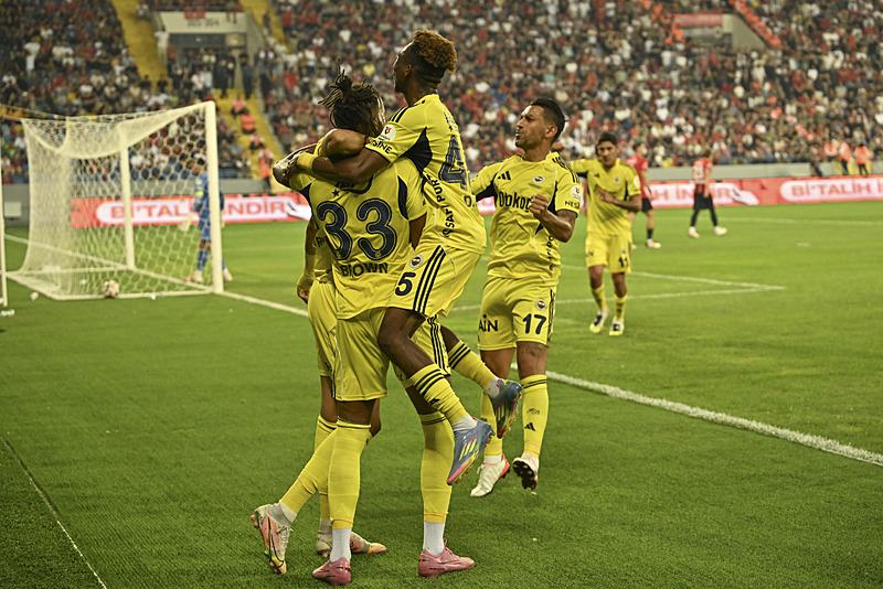 Usta yazardan Fenerbahçe yorumu: Mourinho gidince zincirlerinden kurtuldular!