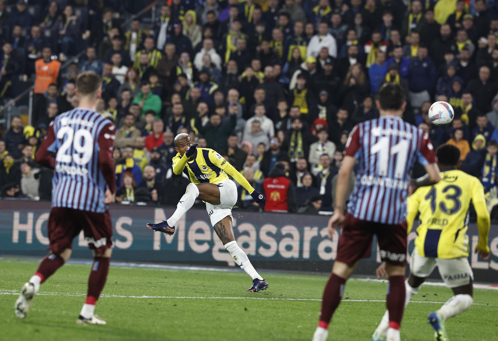 Sezonun ilk derbisi Kadıköy’de! İşte Fenerbahçe-Trabzonspor maçı ilk 11’leri