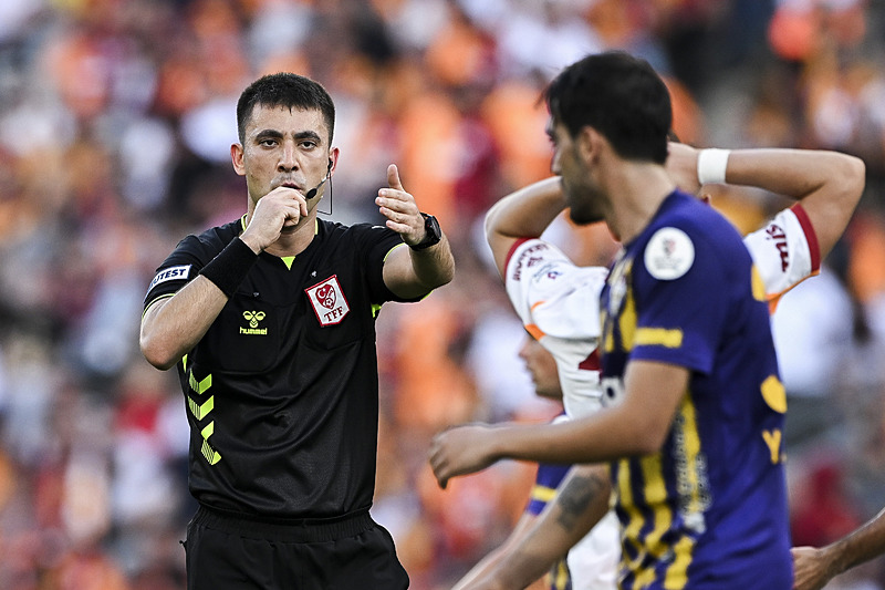 Spor yazarlarından Cimbom’un yıldızına övgü: G.Saray ruhunu canlandırdı