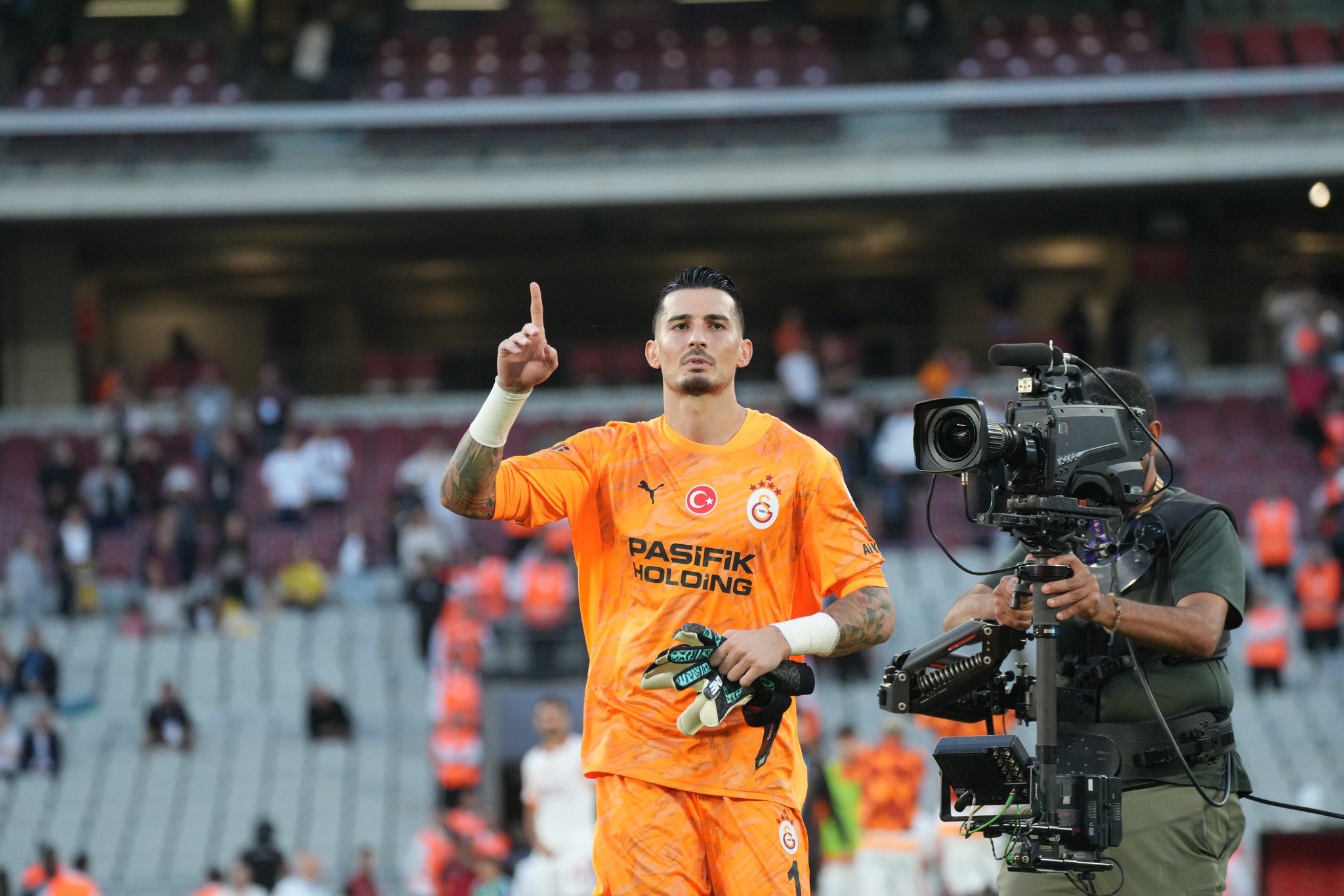 Uğurcan Çakır için özel madde! Frankfurt maçında...