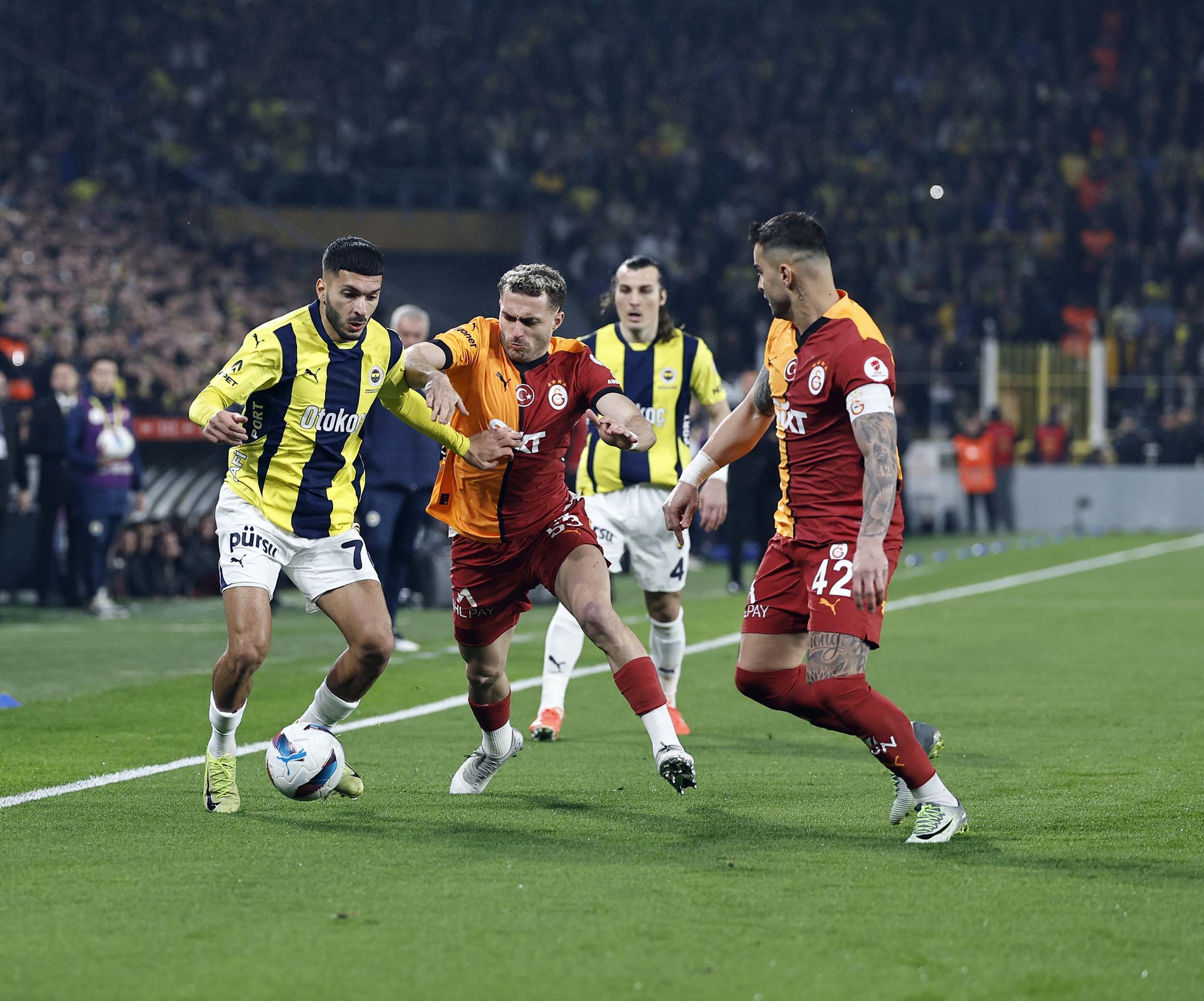 Fenerbahçe ile Galatasaray yıldız isim için transferde karşı karşıya!