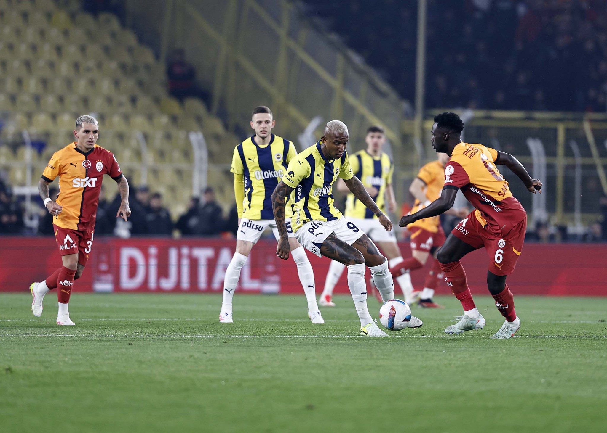 Fenerbahçe ile Galatasaray yıldız isim için transferde karşı karşıya!