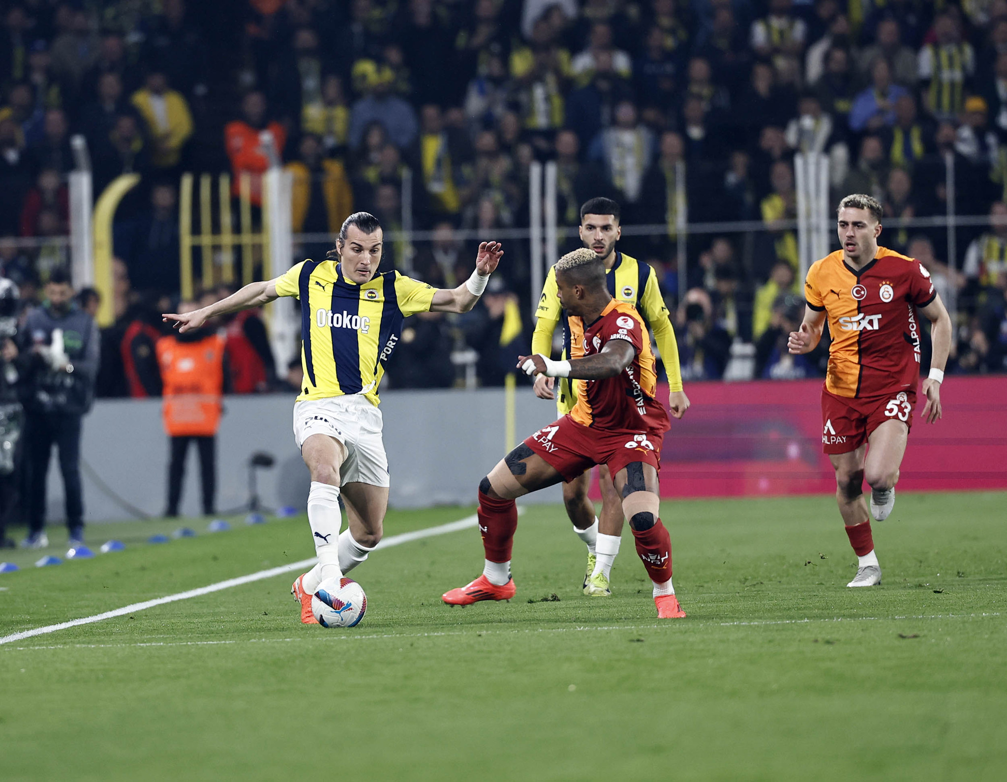 Fenerbahçe ile Galatasaray yıldız isim için transferde karşı karşıya!