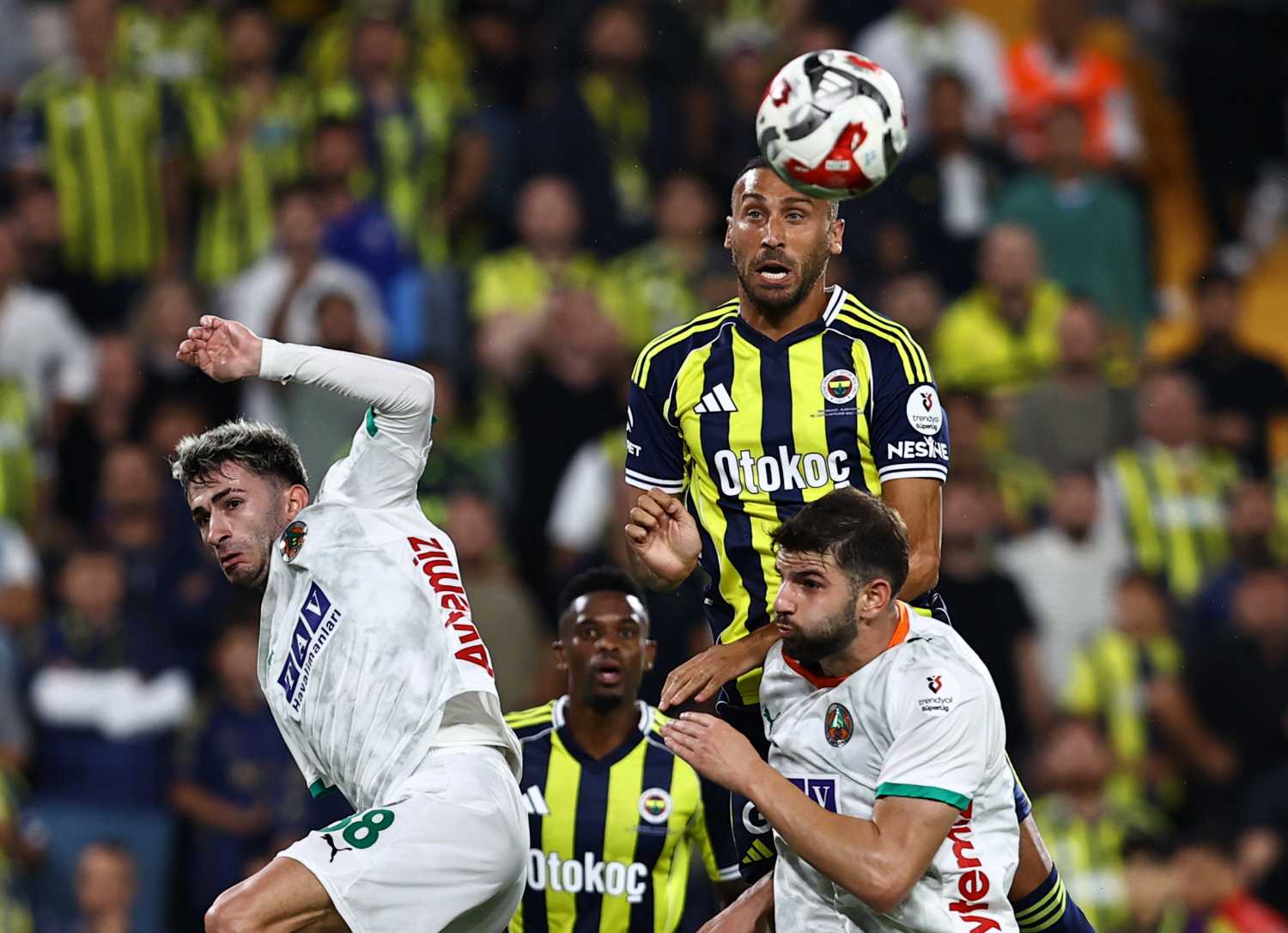 TRANSFER HABERİ - Galatasaray istedi Fenerbahçe alıyor! Aranan golcü...