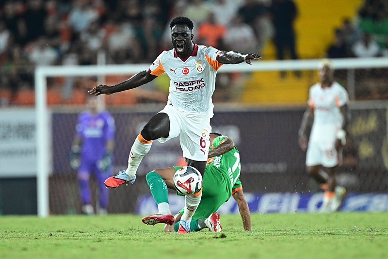 Galatasaray’da büyük endişe! Okan Buruk ve Davinson Sanchez...