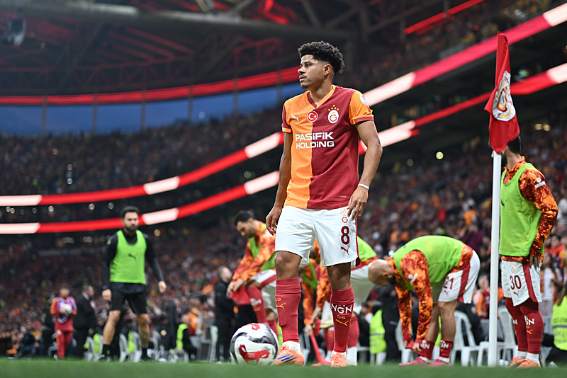 Galatasaray’ın yıldızına talip! Kararı Buruk verecek