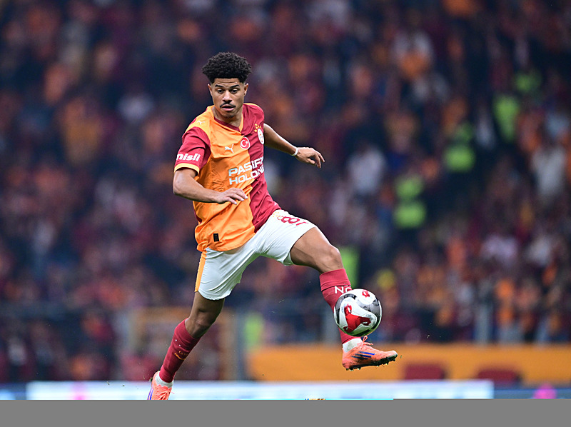 Galatasaray’ın yıldızına talip! Kararı Buruk verecek