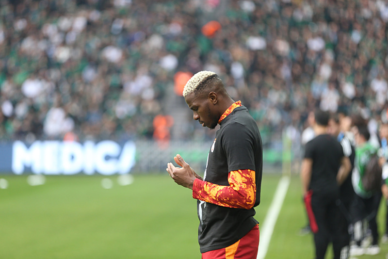 Victor Osimhen Fenerbahçe derbisinde forma giyecek mi? İşte Nijeryalı yıldızın son durumu