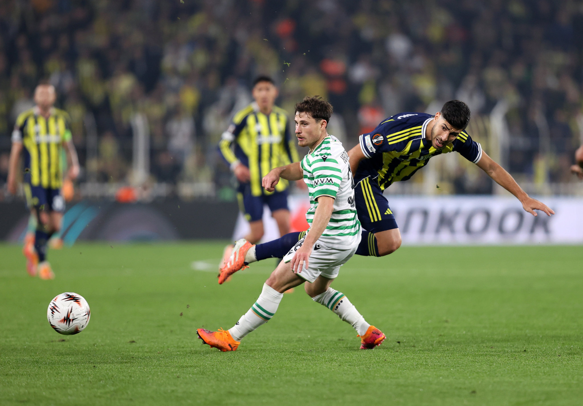 Usta yazardan yıldız isme eleştiri! Fenerbahçe’de oynadığını bilmesi gerekiyor