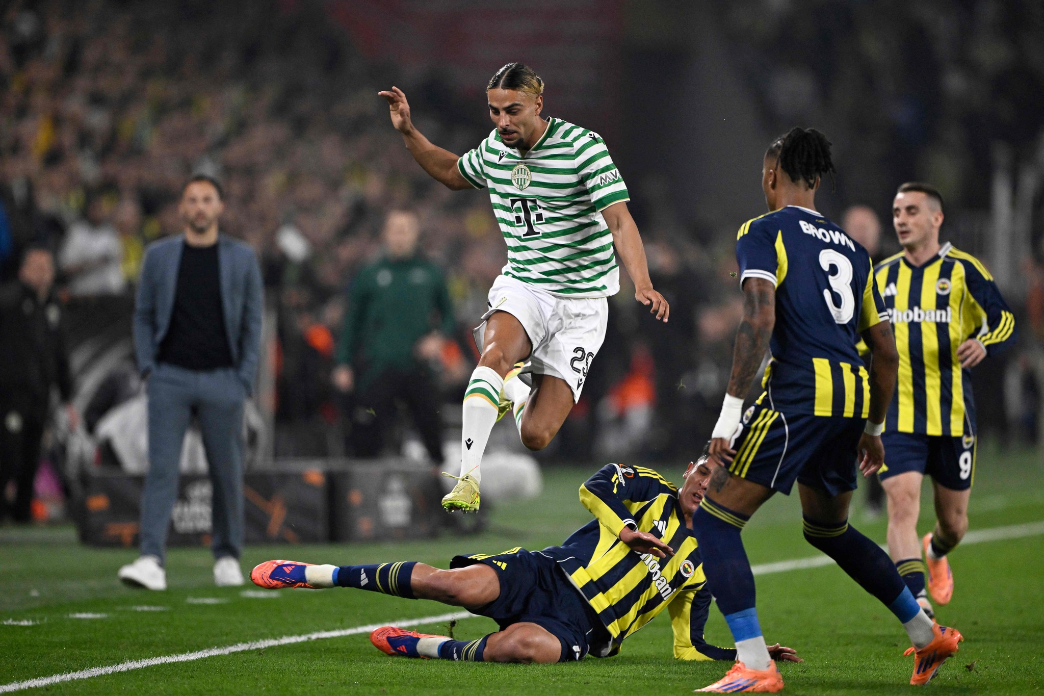 Usta yazardan yıldız isme eleştiri! Fenerbahçe’de oynadığını bilmesi gerekiyor