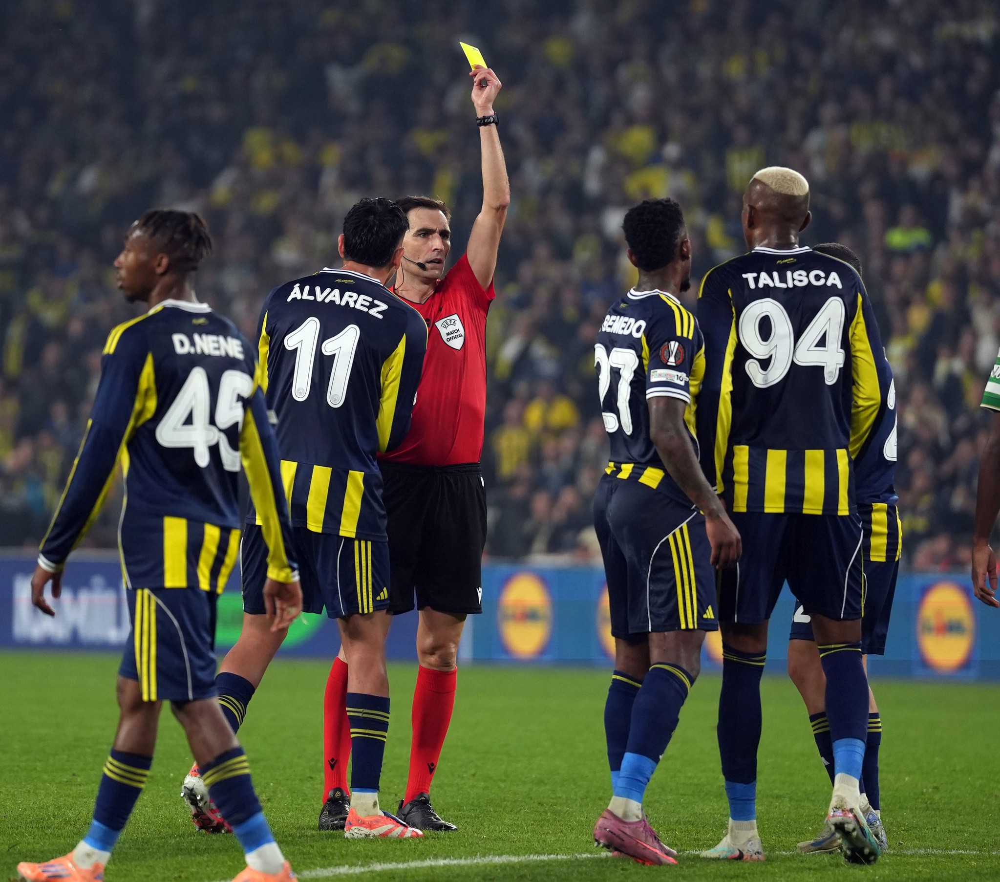 Usta yazardan yıldız isme eleştiri! Fenerbahçe’de oynadığını bilmesi gerekiyor