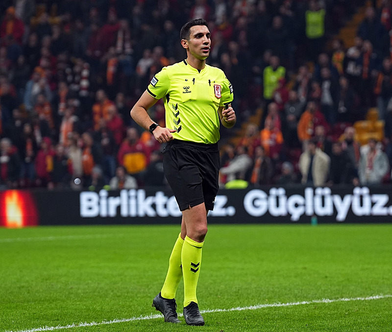 Ahmet Çakar’dan maç sonu flaş hakem eleştirisi! Torreira’yı oyundan atamadı