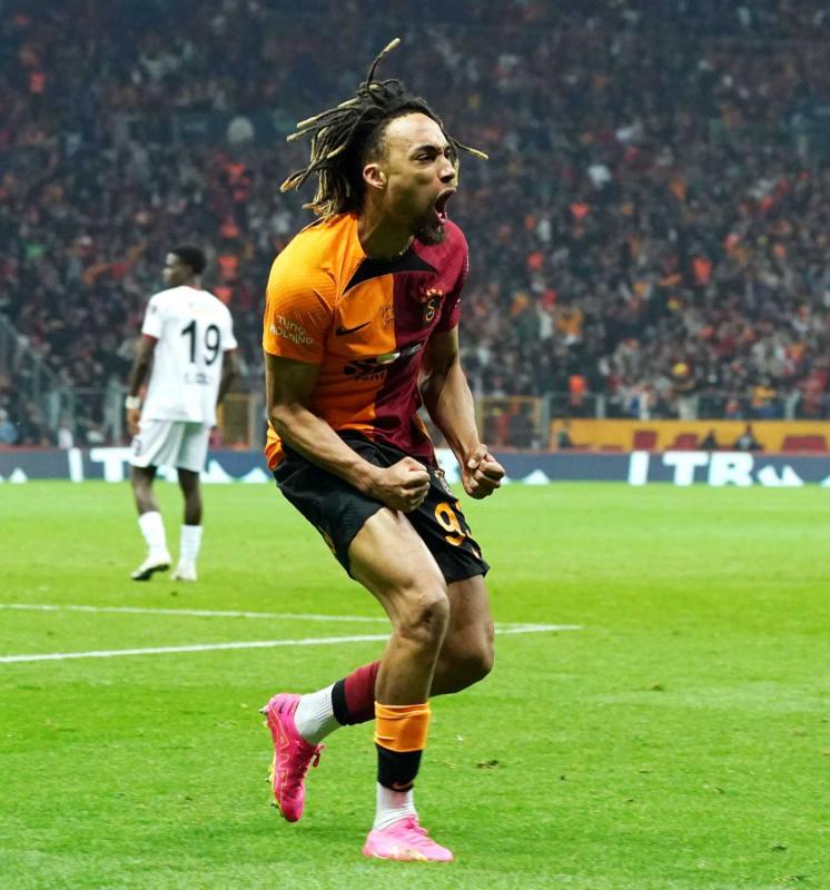 Galatasaray’da Sacha Boey bombası! 15 milyon euro...