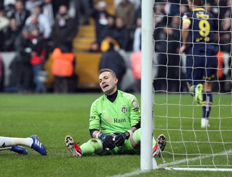 Fenerbahçe’de Mert Günok imzaya kaldı! O ismin ayrılığı bekleniyor