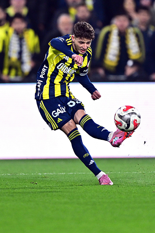 TRANSFER HABERİ: 2 isim ayrılıyor Fenerbahçe kasayı dolduruyor