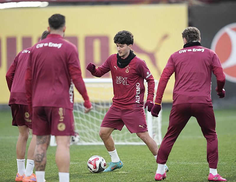 Galatasaray ilk transferini bitiriyor! Genç yıldızla el sıkıştı
