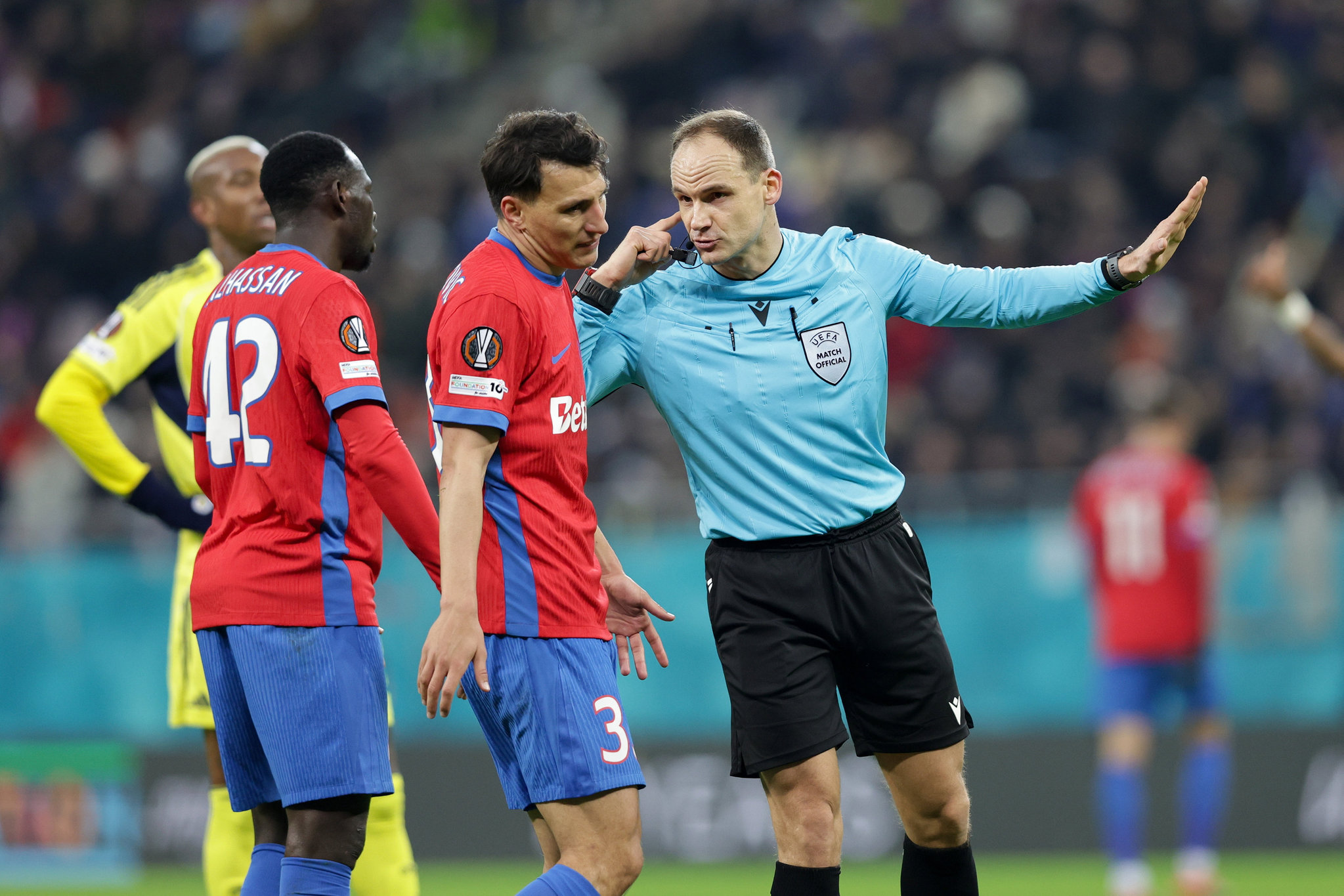 Usta kalemden Fenerbahçeli futbolcuya eleştiri! Ne yaptığını bilmiyor