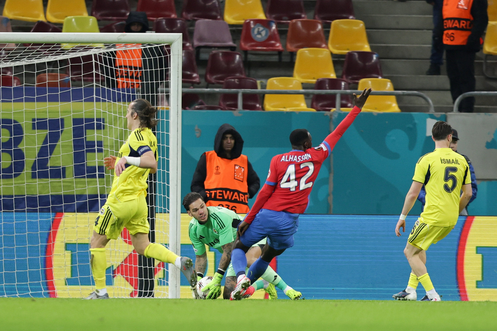 Usta kalemden Fenerbahçeli futbolcuya eleştiri! Ne yaptığını bilmiyor