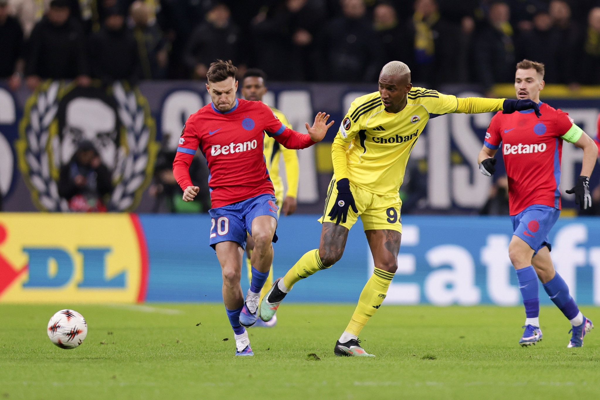 Usta kalemden Fenerbahçeli futbolcuya eleştiri! Ne yaptığını bilmiyor