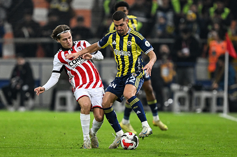 Fenerbahçe’de sol bek gelişmesi! Levent Mercan ve Archie Brown...