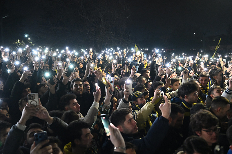 N’Golo Kante Fenerbahçe için İstanbul’a geldi! Taraftar havalimanına akın etti