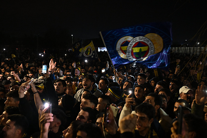 N’Golo Kante Fenerbahçe için İstanbul’a geldi! Taraftar havalimanına akın etti