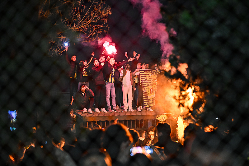 N’Golo Kante Fenerbahçe için İstanbul’a geldi! Taraftar havalimanına akın etti
