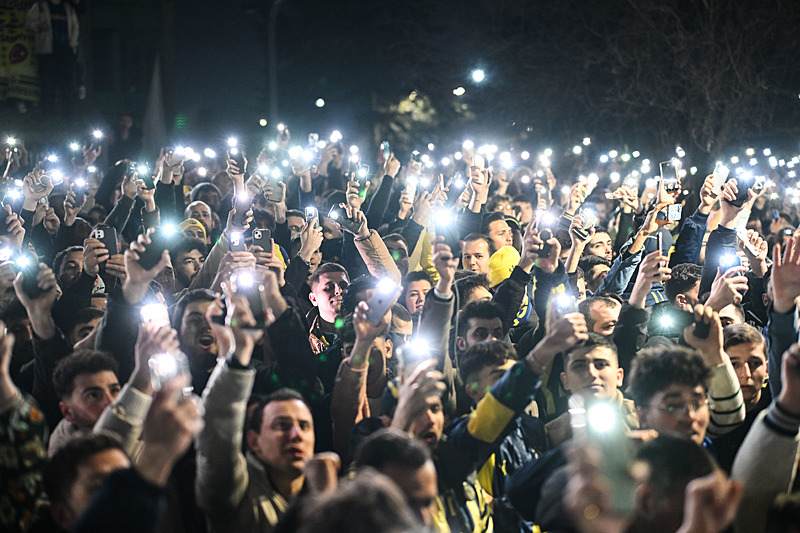 N’Golo Kante Fenerbahçe için İstanbul’a geldi! Taraftar havalimanına akın etti