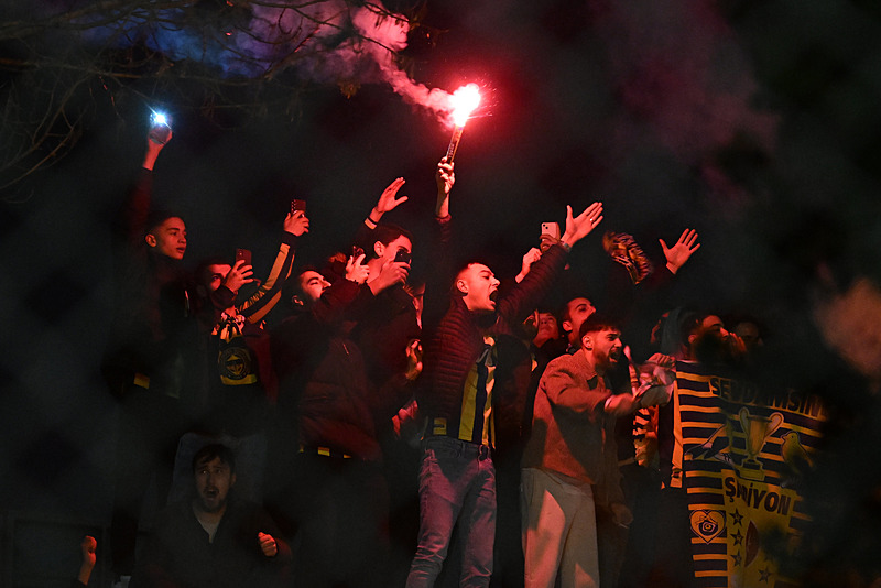 N’Golo Kante Fenerbahçe için İstanbul’a geldi! Taraftar havalimanına akın etti