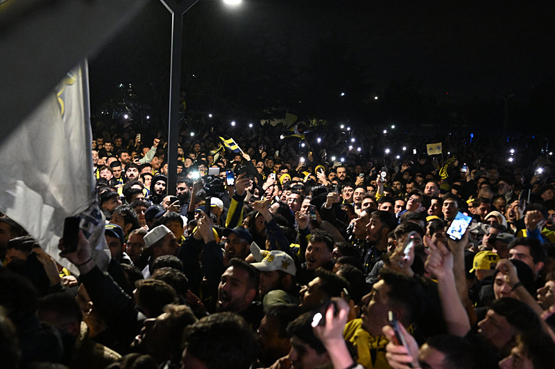 N’Golo Kante Fenerbahçe için İstanbul’a geldi! Taraftar havalimanına akın etti