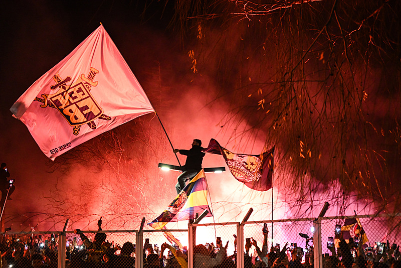 N’Golo Kante Fenerbahçe için İstanbul’a geldi! Taraftar havalimanına akın etti