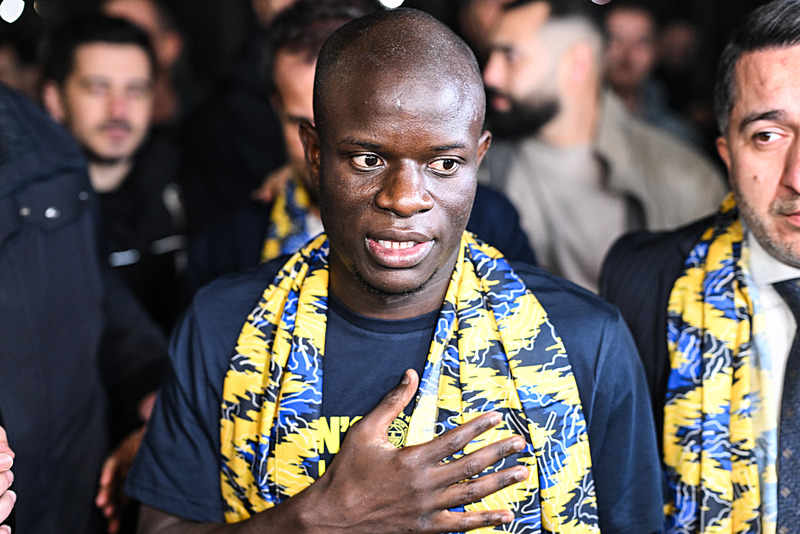 N’Golo Kante Fenerbahçe için İstanbul’a geldi! Taraftar havalimanına akın etti