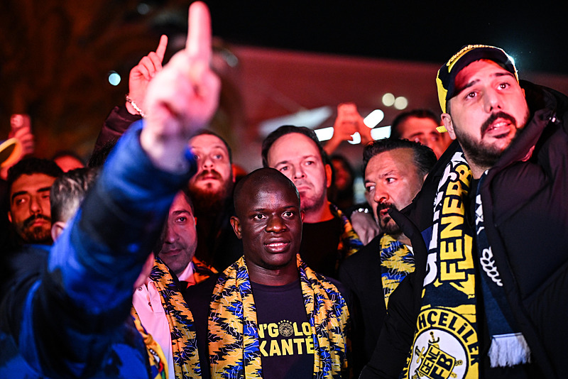 N’Golo Kante Fenerbahçe için İstanbul’a geldi! Taraftar havalimanına akın etti