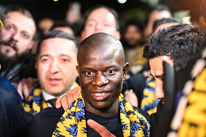 N’Golo Kante Fenerbahçe için İstanbul’a geldi! Taraftar havalimanına akın etti