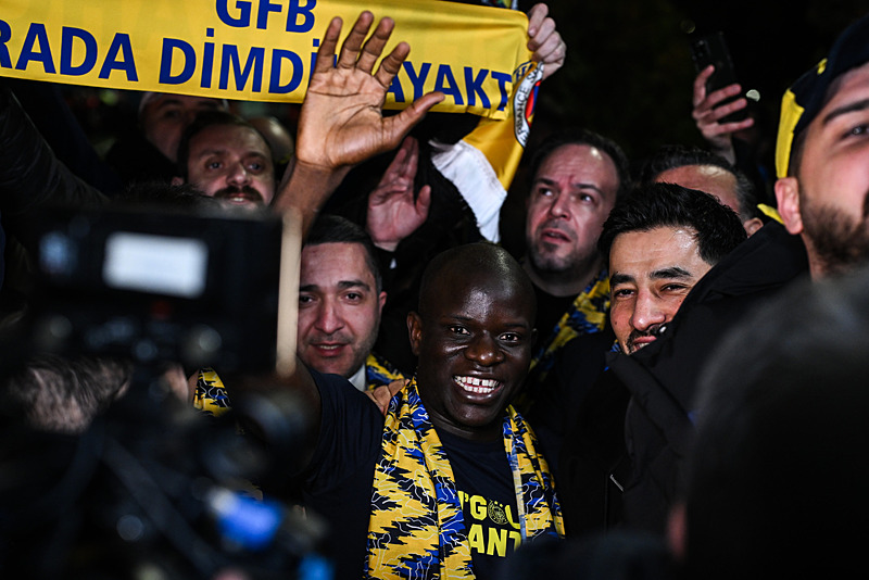 N’Golo Kante Fenerbahçe için İstanbul’a geldi! Taraftar havalimanına akın etti