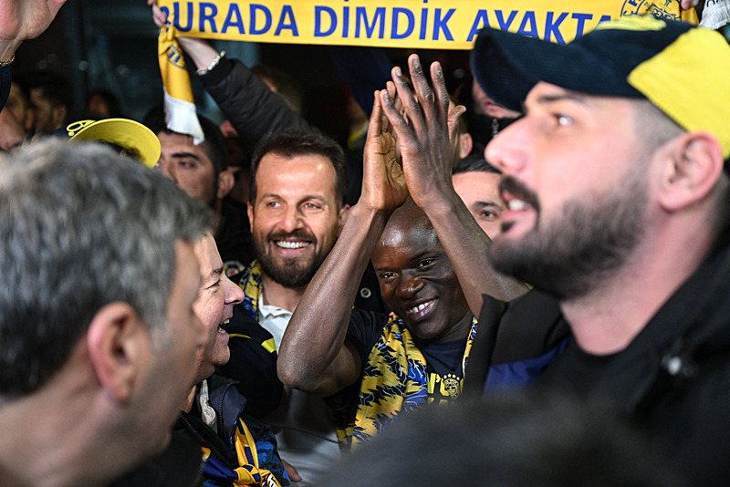 N’Golo Kante Fenerbahçe için İstanbul’a geldi! Taraftar havalimanına akın etti
