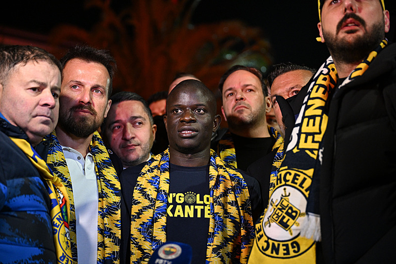 N’Golo Kante Fenerbahçe için İstanbul’a geldi! Taraftar havalimanına akın etti
