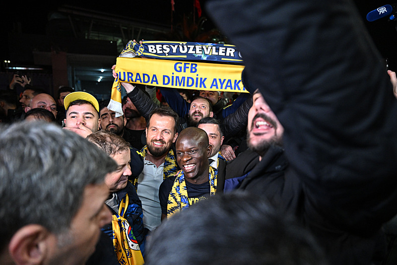 N’Golo Kante Fenerbahçe için İstanbul’a geldi! Taraftar havalimanına akın etti