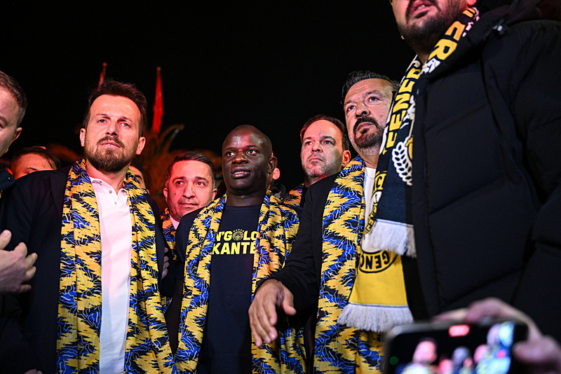 N’Golo Kante Fenerbahçe için İstanbul’a geldi! Taraftar havalimanına akın etti