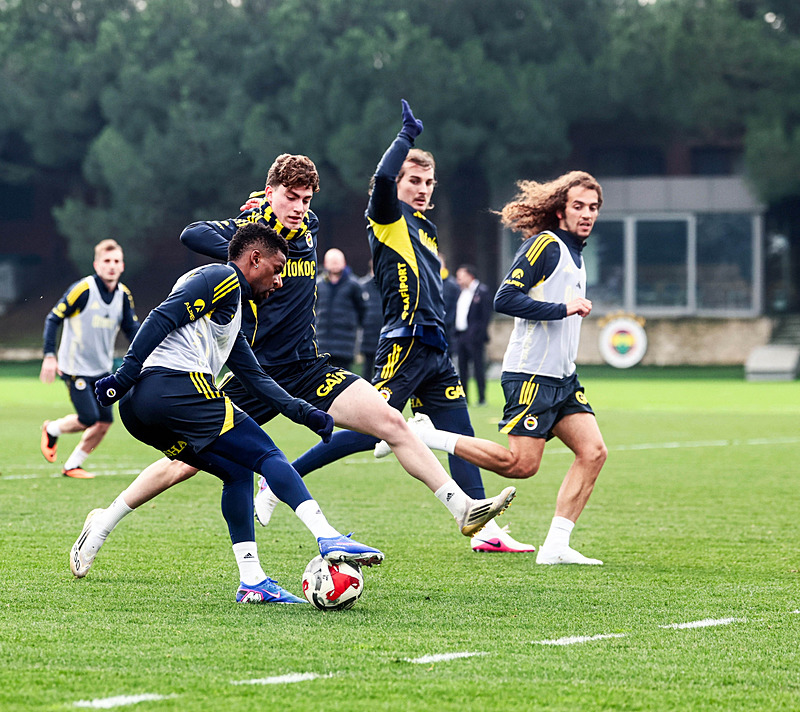 Fenerbahçe’de Jhon Duran yola çıkıyor! Transferde zamana karşı yarış